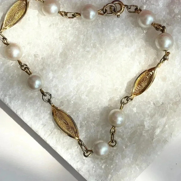 Gold Toned Filigree Faux Pearl Vintage Chain Avant Garde Bracelet  - 7.5" - Picture 1 of 8